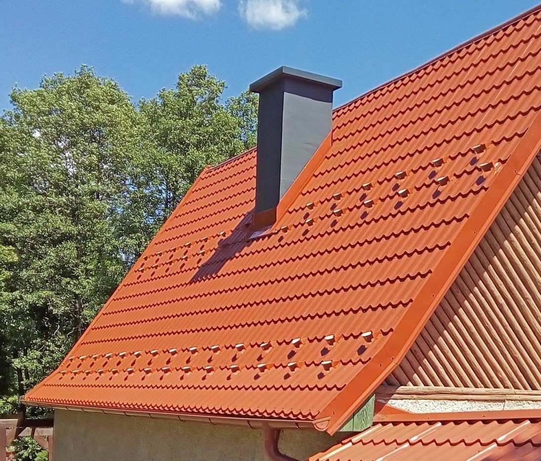 Šikmá strecha pokrytá škridloplechom - profilovaná plechová krytina LAMINKA s oplechovaním