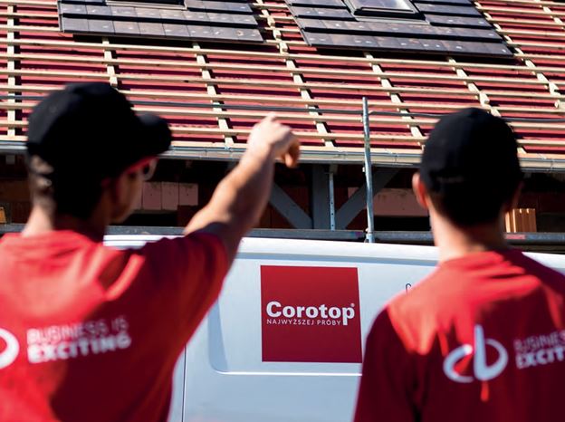 Pracovníci Corotop pri inštalácii strešnej membrány na streche